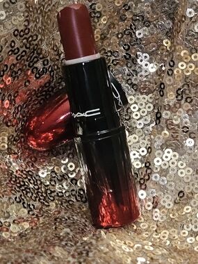 MAC Love Me Lipstick in the shade 423 E For Effortless.